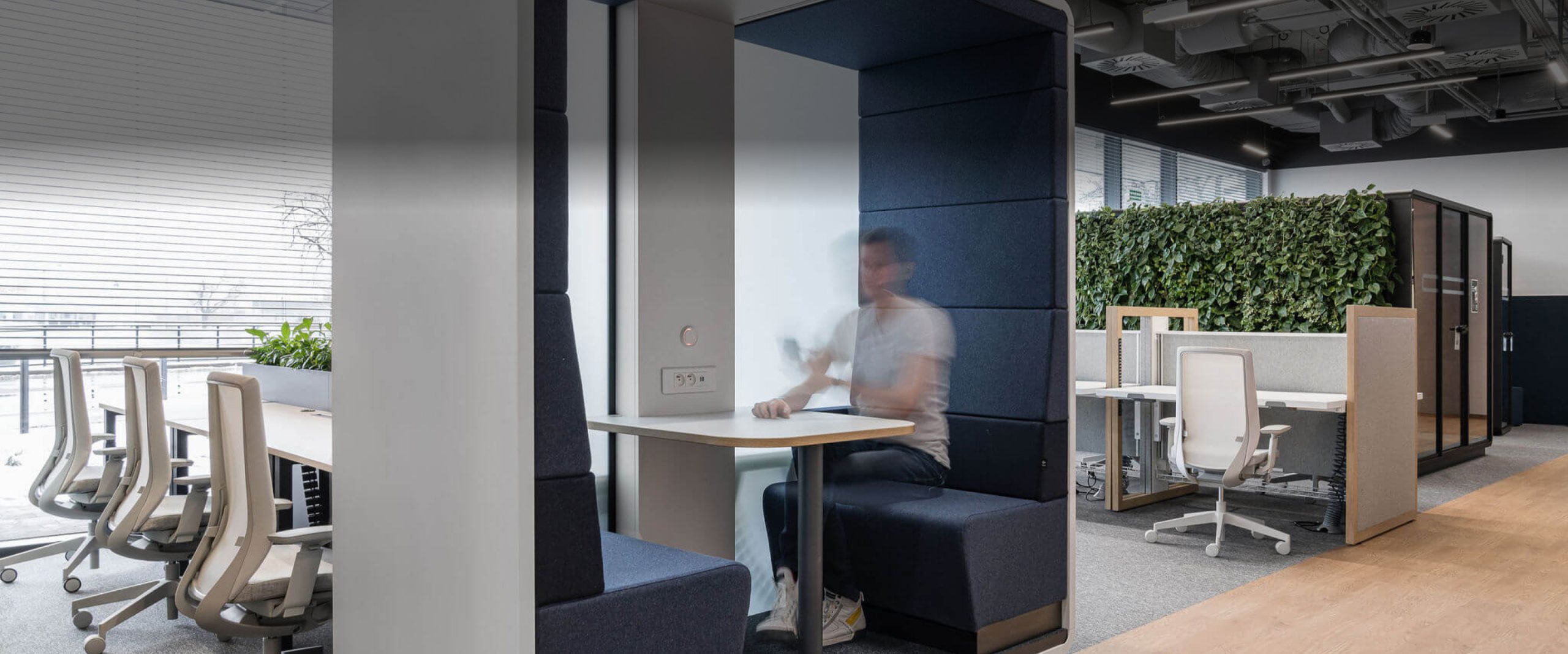Coworking floor with Hushoffice acoustic pods