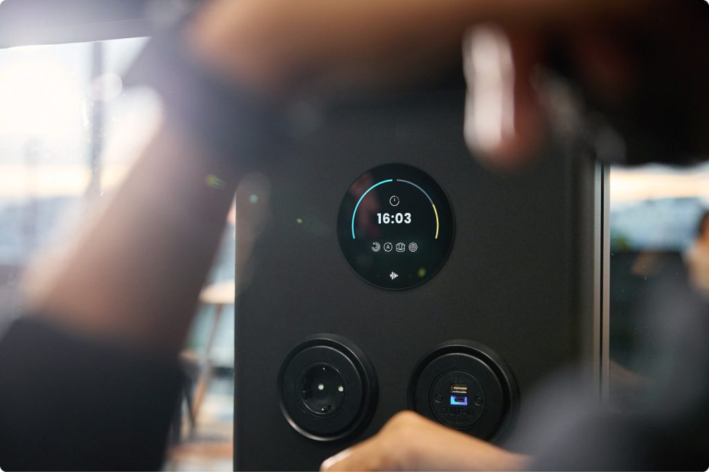 Four people meeting inside a Hushfree M acoustic pod