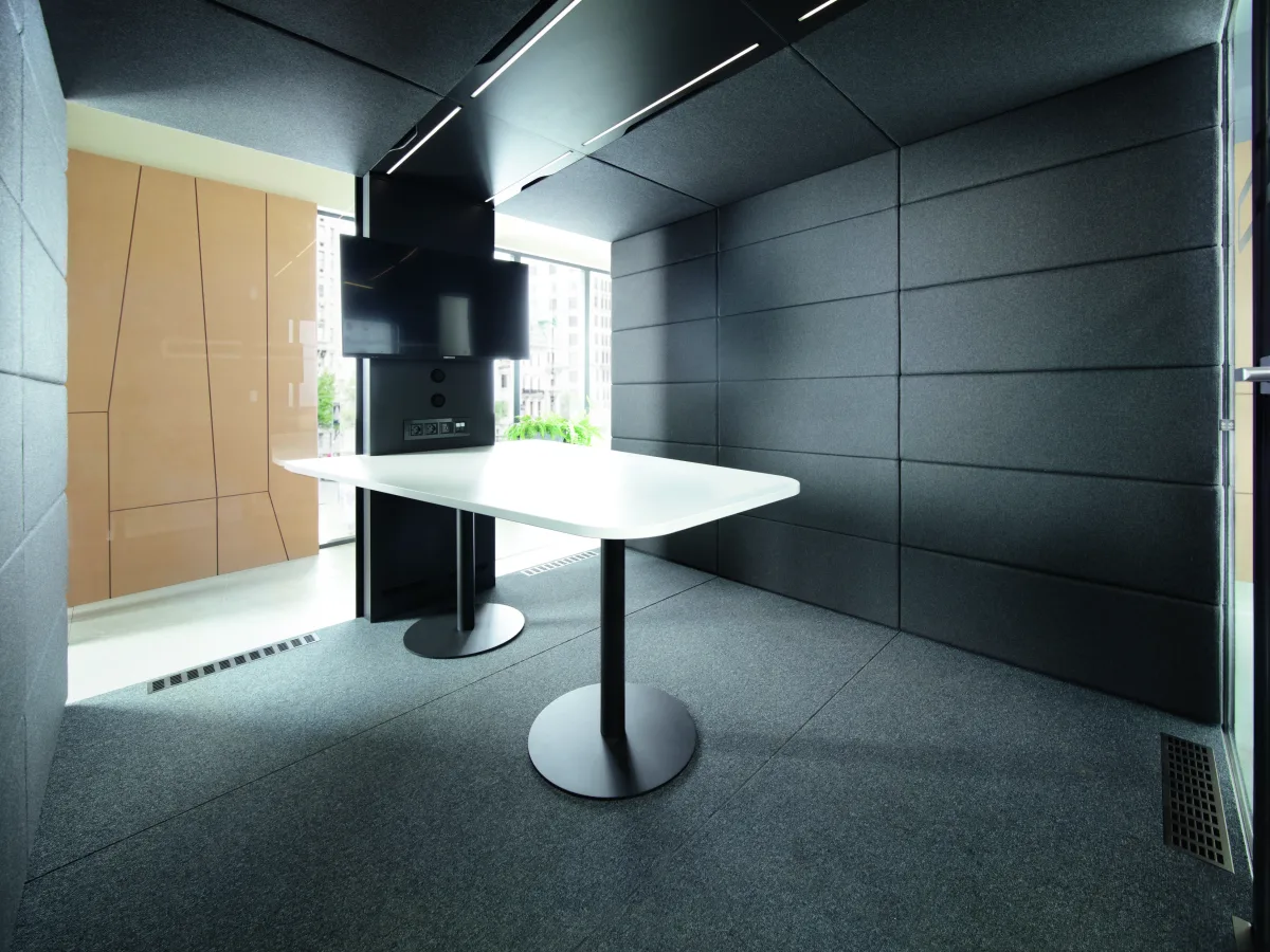 Interior of a modular Hushmeet L meeting space